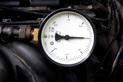kako izmeriti pritisak ulja u motoru)